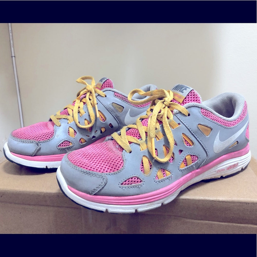 NIKE Girls Dual Fusion Sneaker 5Y